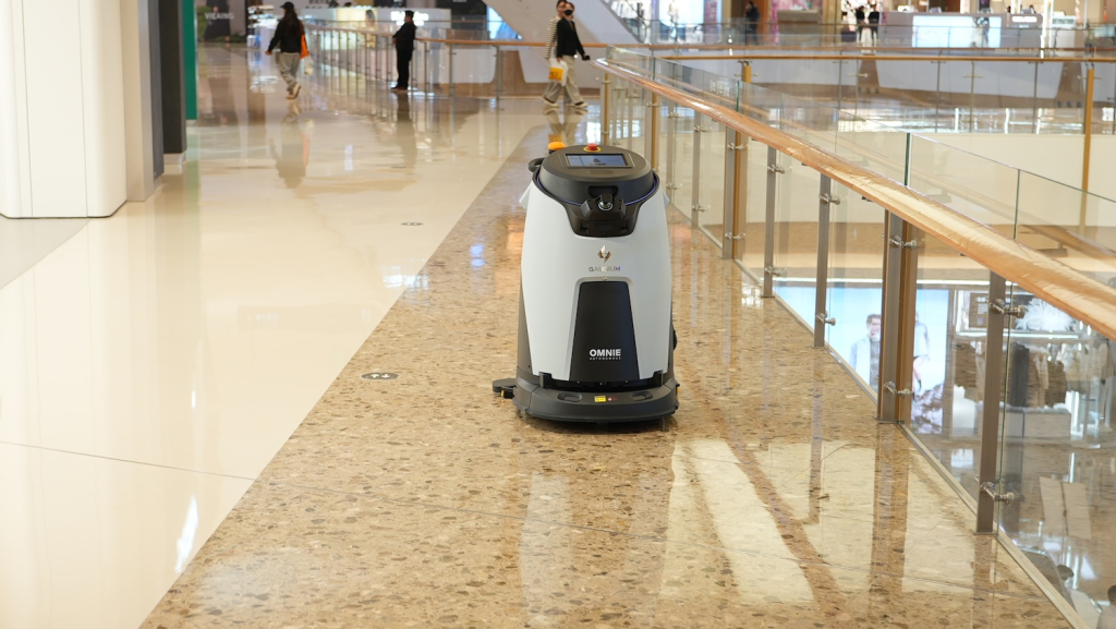 Gausium-omnie-gridas-uzkopsanas-robots